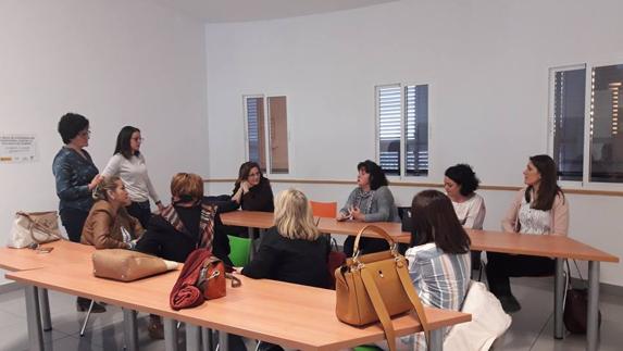 Noemí y Rosa impartiendo la charla 