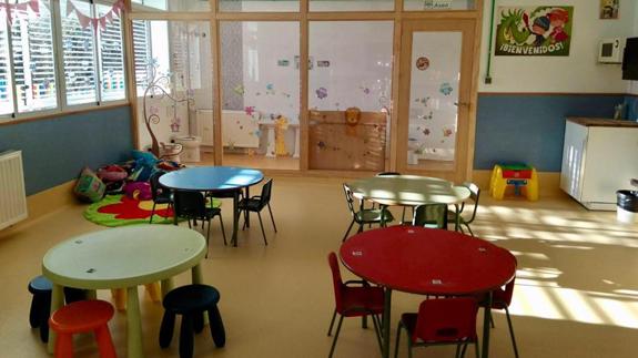 Una de las aulas junto con el cuarto de baño de cristal de la nueva guardería 