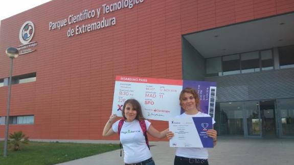 Chanel e Iris Sopo Lambea sujetando el premio del concurso 'Badajoz Explorer Space 