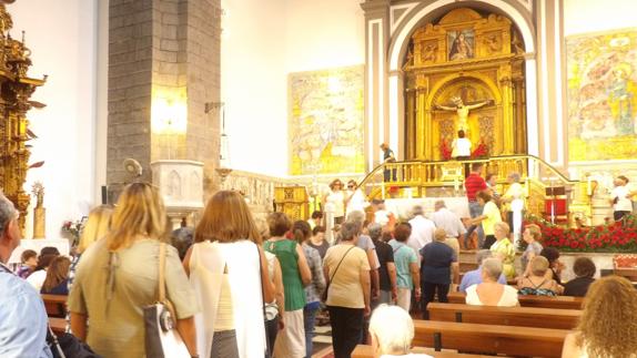 La misa concelebrada de las 12 fue la que más público reunió en la capilla ::  