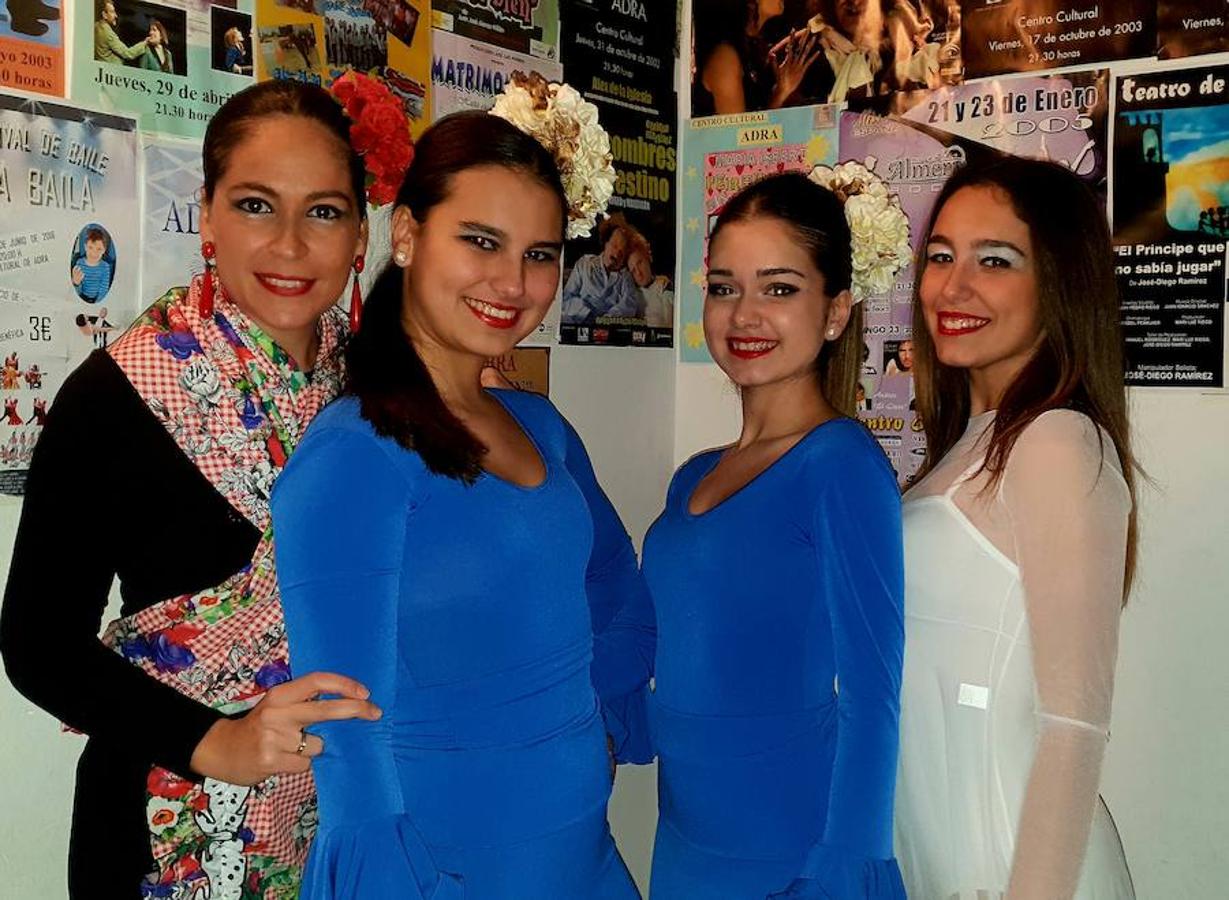 Un centenar de alumnos de la Escuela Municipal de Baile de Adra desfila por el escenario del Centro Cultural para bailar villancicos tradicionales