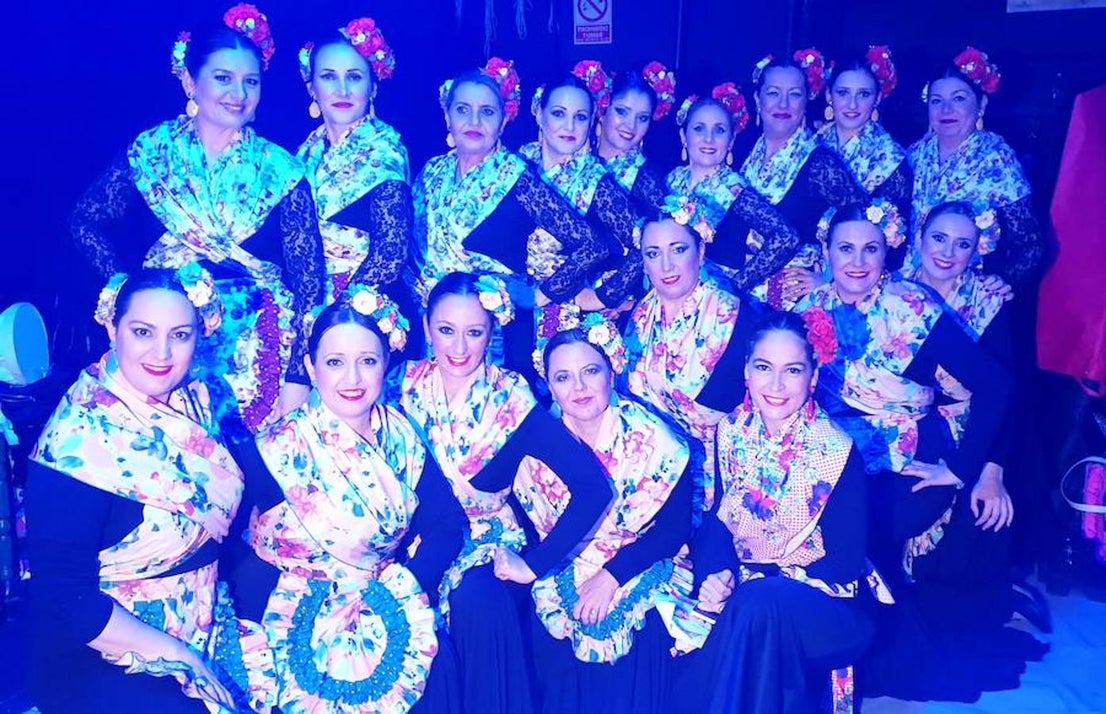 Un centenar de alumnos de la Escuela Municipal de Baile de Adra desfila por el escenario del Centro Cultural para bailar villancicos tradicionales
