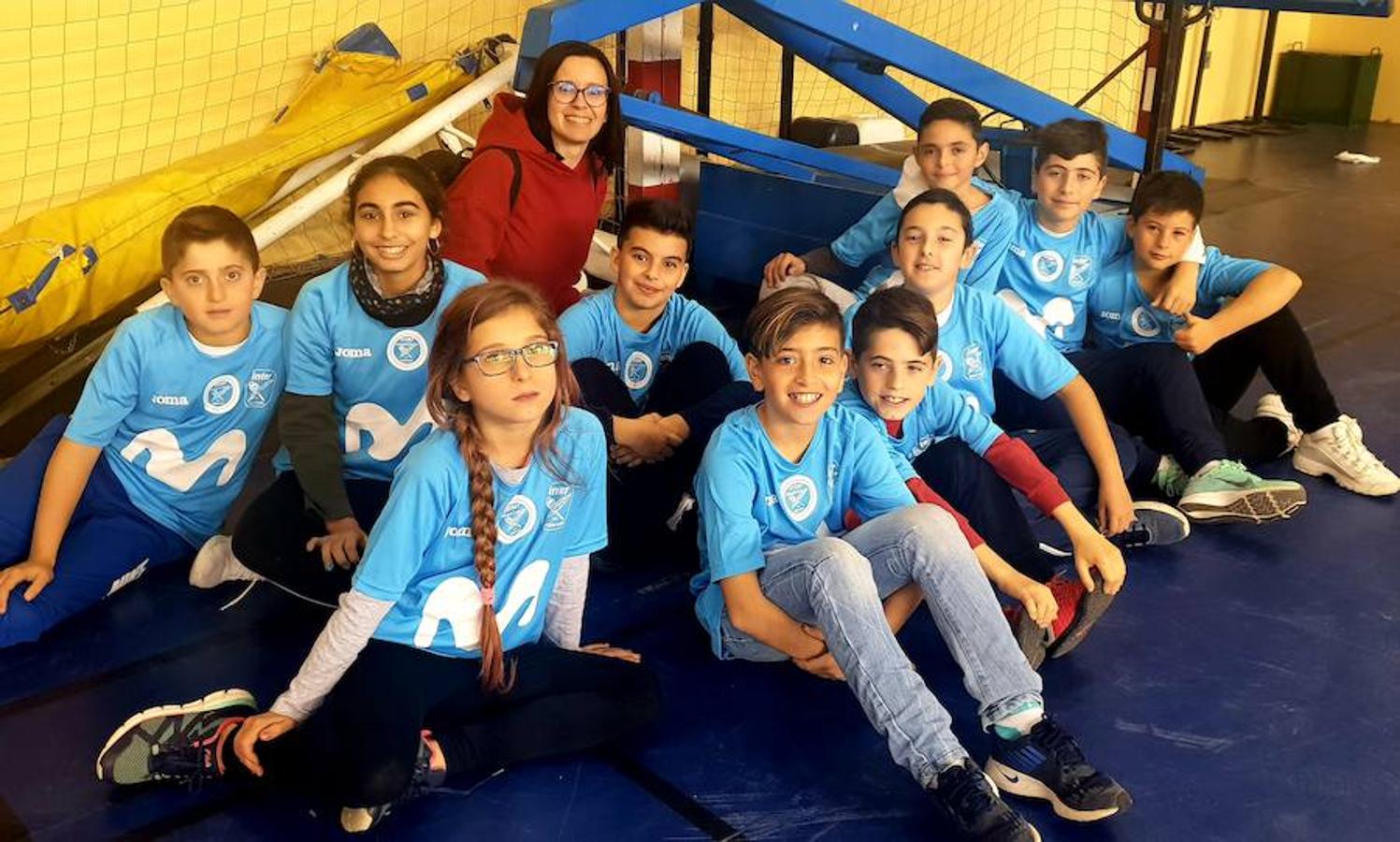 Bajo el hilo conductor del periodista Iñaki Cano, más de 600 niños de Adra han compartido toques de balón con los jugadores del equipo Movistar Inter FS