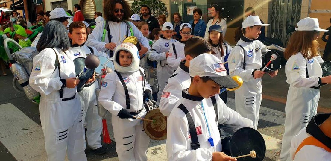 Más de 2.000 niños salen a la calle en el tradicional pasacalles infantil