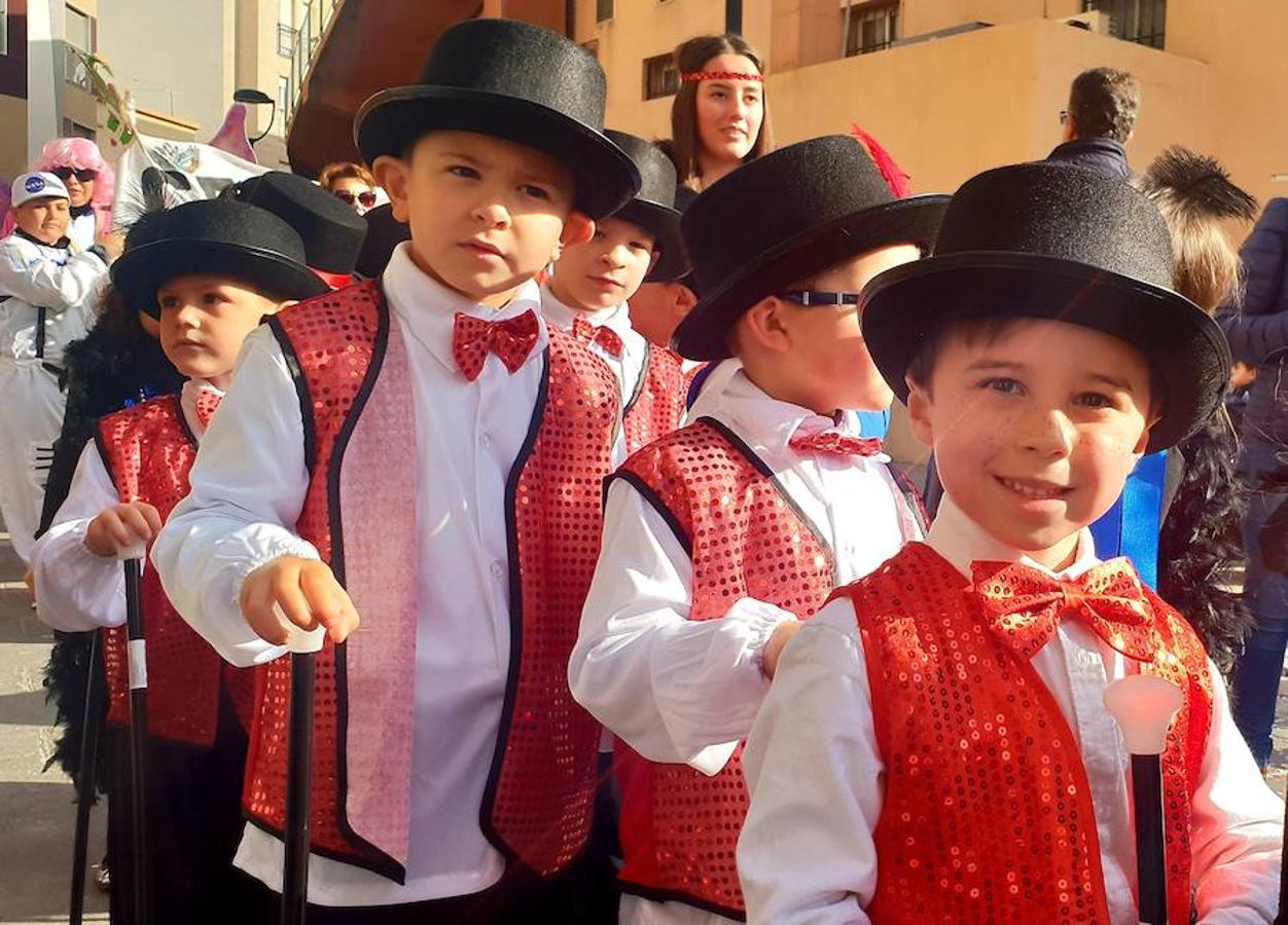 Más de 2.000 niños salen a la calle en el tradicional pasacalles infantil
