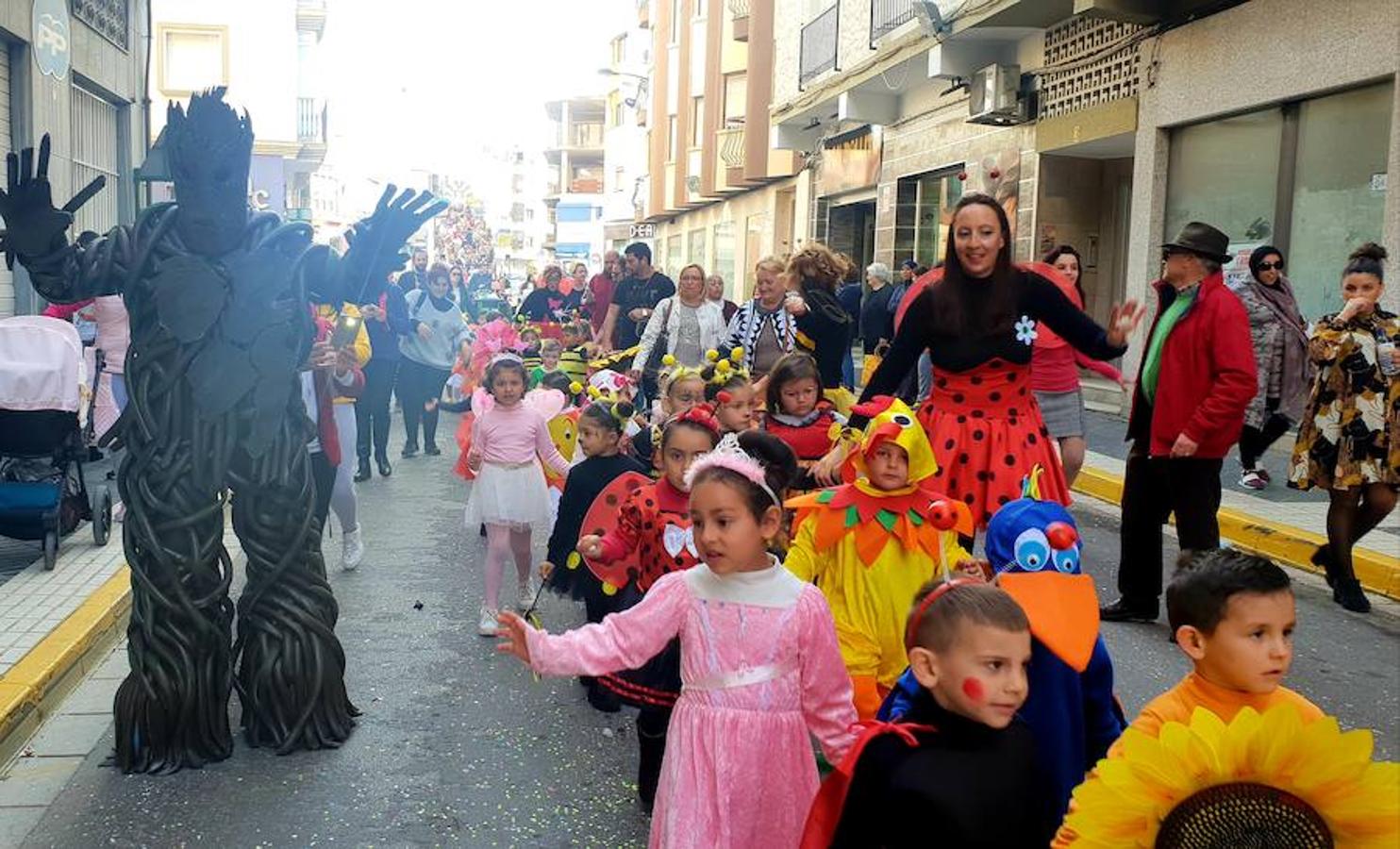 Más de 2.000 niños salen a la calle en el tradicional pasacalles infantil