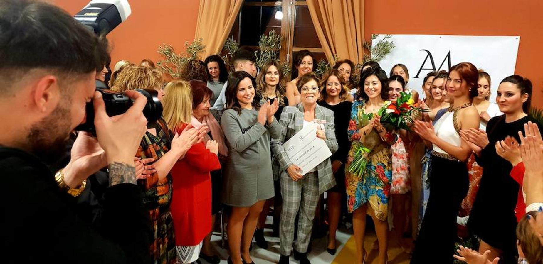 La empresaria presenta la nueva colección de moda en un desfile que reunió a más de cien personas en el salón de actos de La Alcoholera de Adra