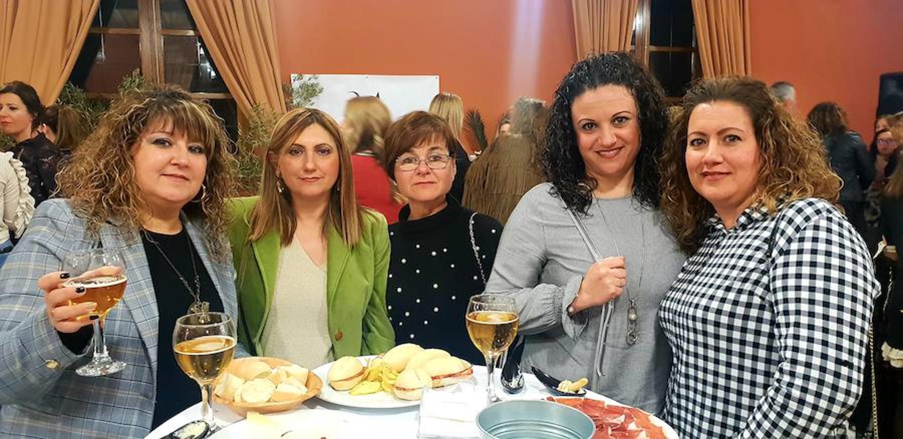 La empresaria presenta la nueva colección de moda en un desfile que reunió a más de cien personas en el salón de actos de La Alcoholera de Adra