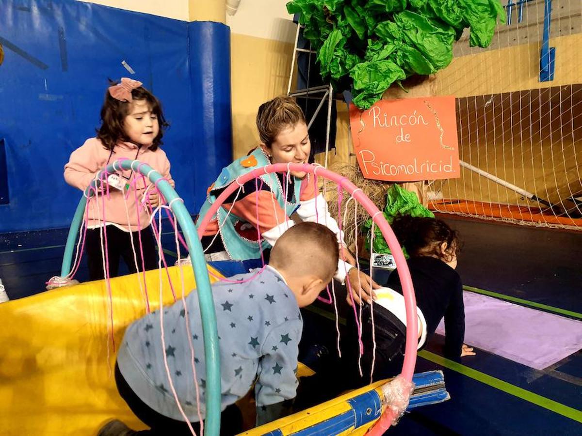 A lo largo del día, hay talleres para niños que han sido organizados por los alumnos de Educación Infantil y Animación Sociocultural del IES Gaviota