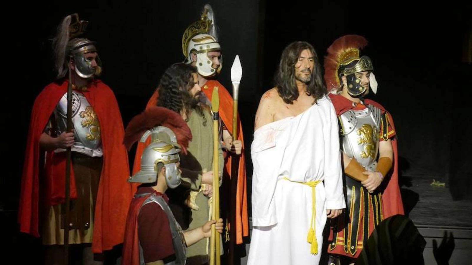 Cerca de 100 vecinos han participado en la representación teatral, que tuvo lugar ayer en el Centro Cultural