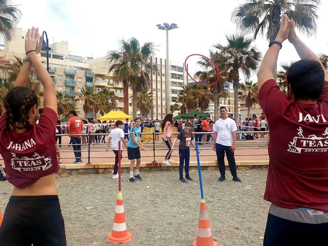 El paseo martítmo de poniente ha sido el lugar elegido para celebrar la jornada de convivencia, que ha contado con la participación de 700 alumnos de Educación Secundaria
