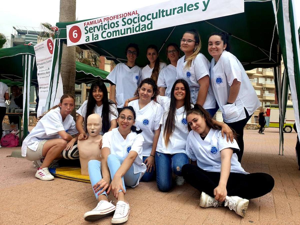 El paseo martítmo de poniente ha sido el lugar elegido para celebrar la jornada de convivencia, que ha contado con la participación de 700 alumnos de Educación Secundaria