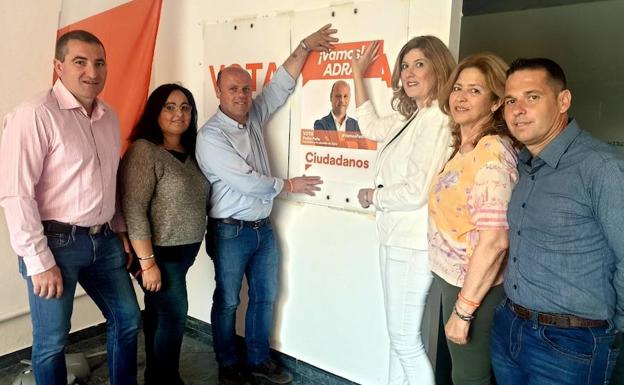 Pegada de carteles de Cs Adra. 