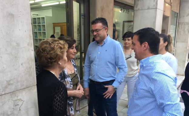 Javier Aureliano arropa a José Carlos Lupión en Berja