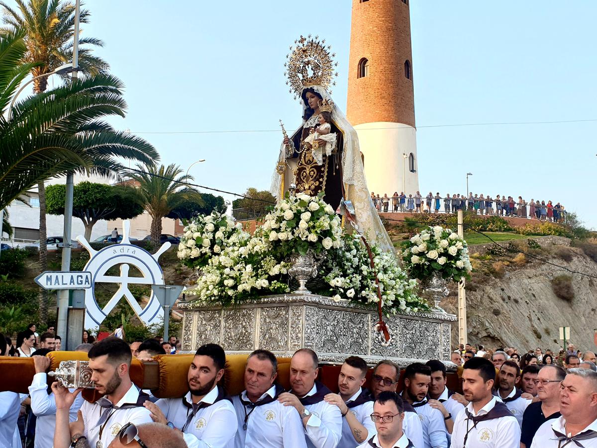 Como cada 16 de julio, la imagen desfila en procesión por las calles de Adra y pasea por la bahía