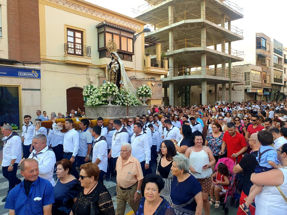 Como cada 16 de julio, la imagen desfila en procesión por las calles de Adra y pasea por la bahía