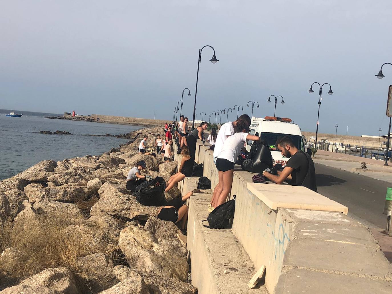 Un grupo de jóvenes 'declara la guerra' a la basura que acumula el Puerto de Adra