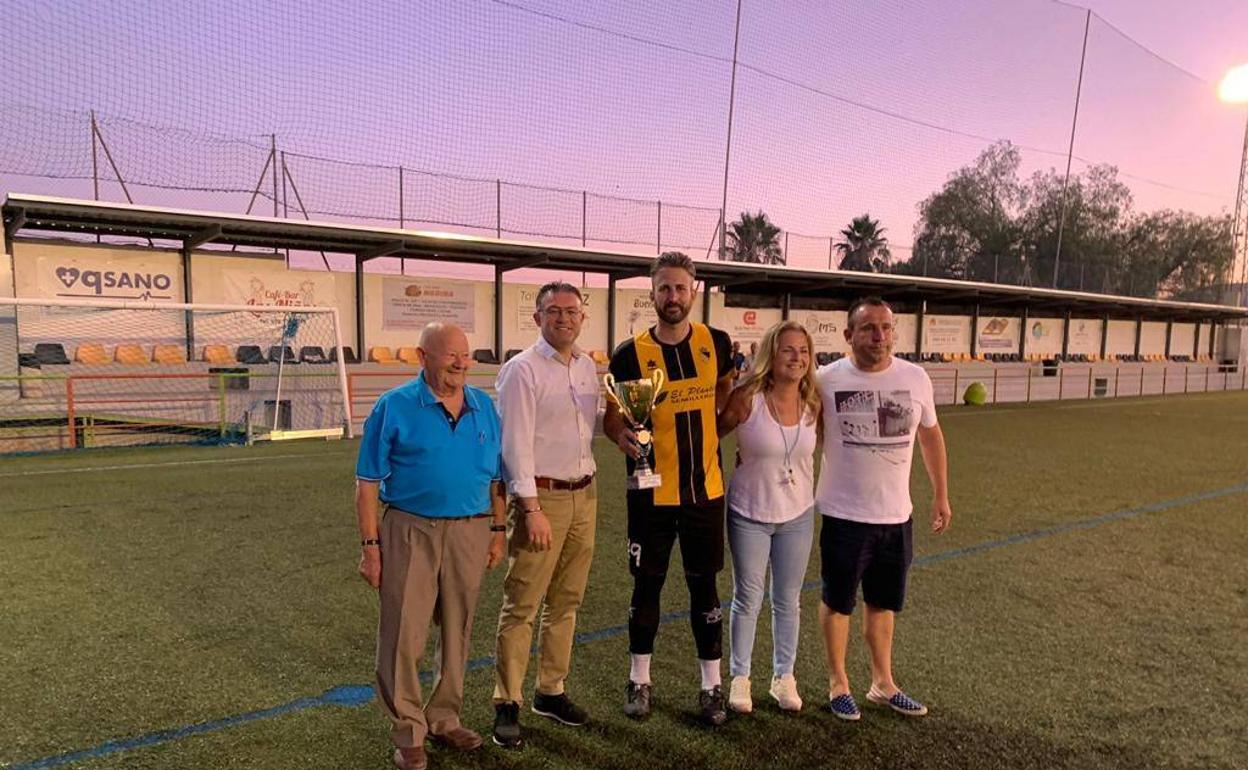 El alcalde de Berja y la diputada de Deportes entregaron copa de campeón a Rafa Villegas. 