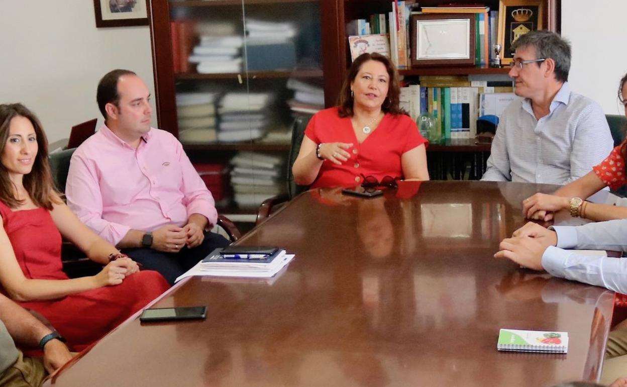 Carmen Crespo anuncia la segunda fase de limpieza del río Adra para «finales de 2019»