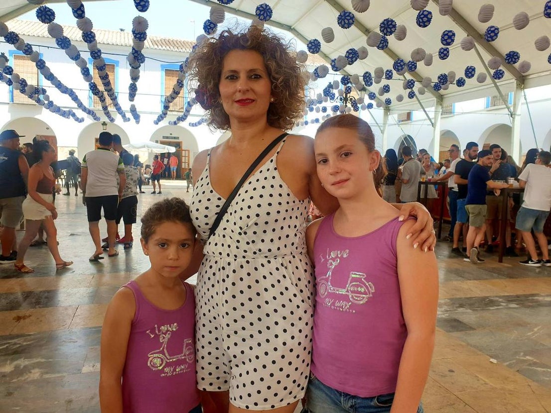 Doce bares y restaurantes se han instalado bajo la carpa de la Plaza Porticada, punto de encuentro en estas fiestas patronales