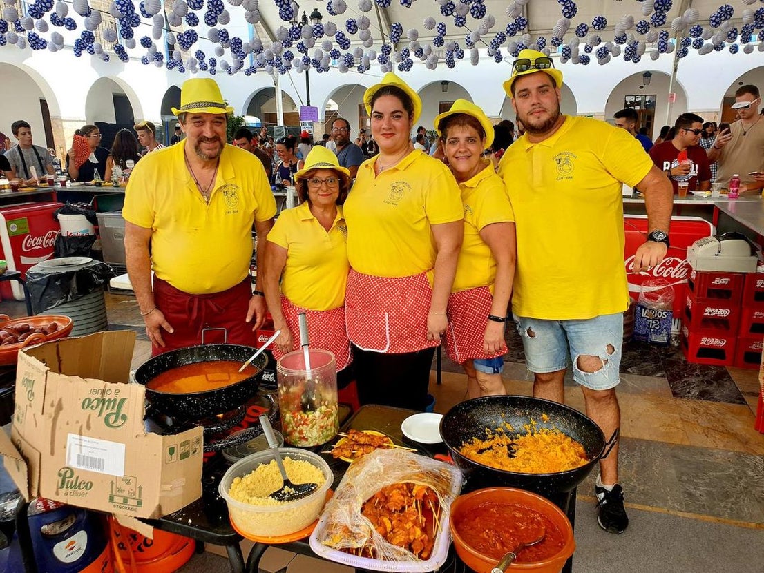 Doce bares y restaurantes se han instalado bajo la carpa de la Plaza Porticada, punto de encuentro en estas fiestas patronales