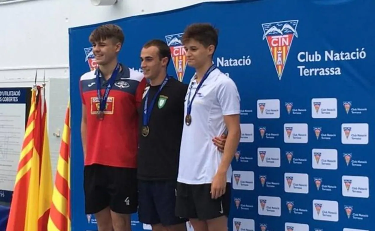 Gonzalo Marín se ha subido al podio con la camiseta de color rojo que identifica al Club de Natación Ciudad de Adra. 