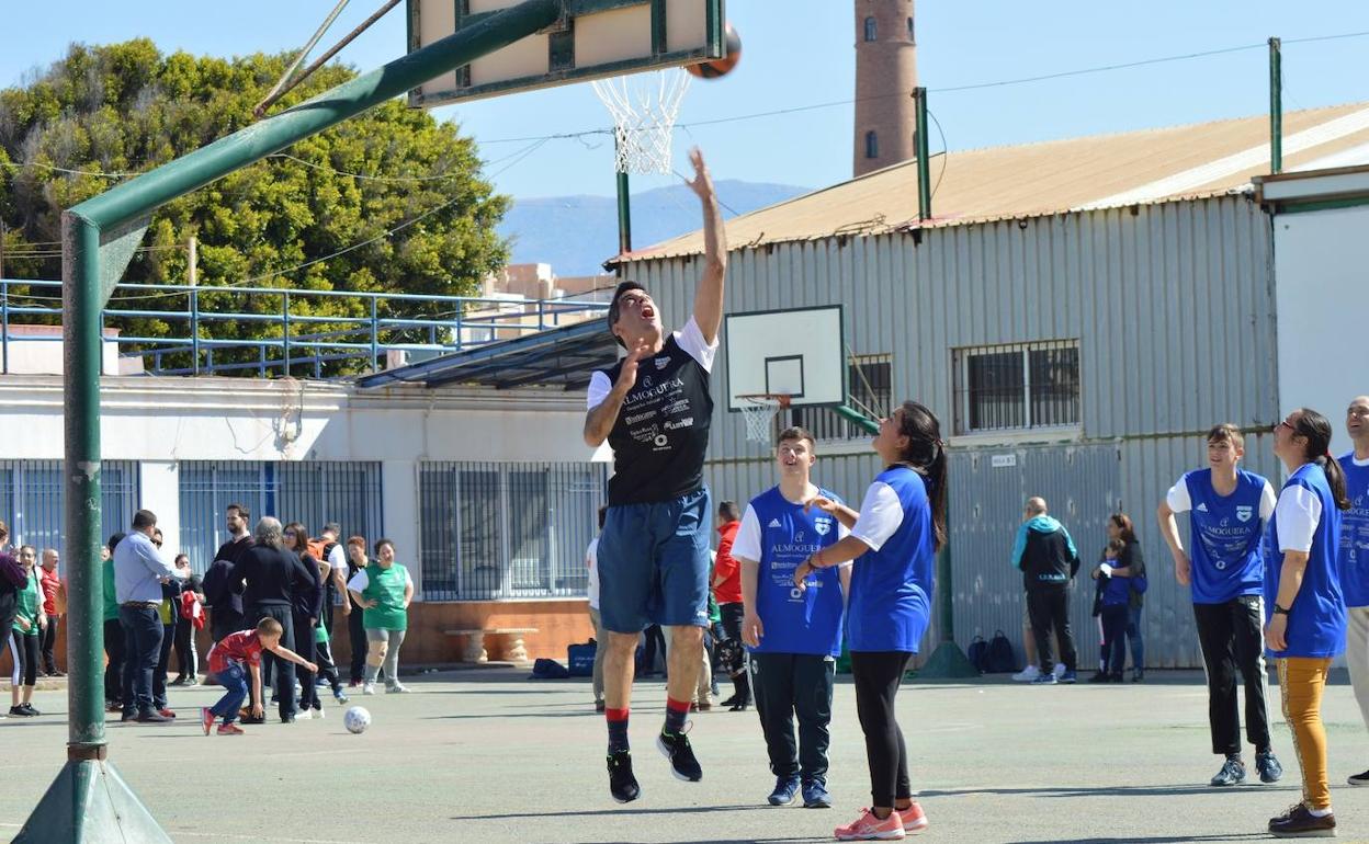 Concentración de deporte inclusivo, celebrado en Adra de la mano del deportista Ismael Torres. 