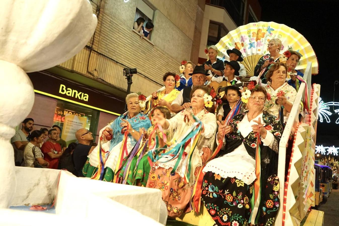 Ayer tuvo lugar el pregón, a cargo de Juan Mena, y el desfile de carrozas