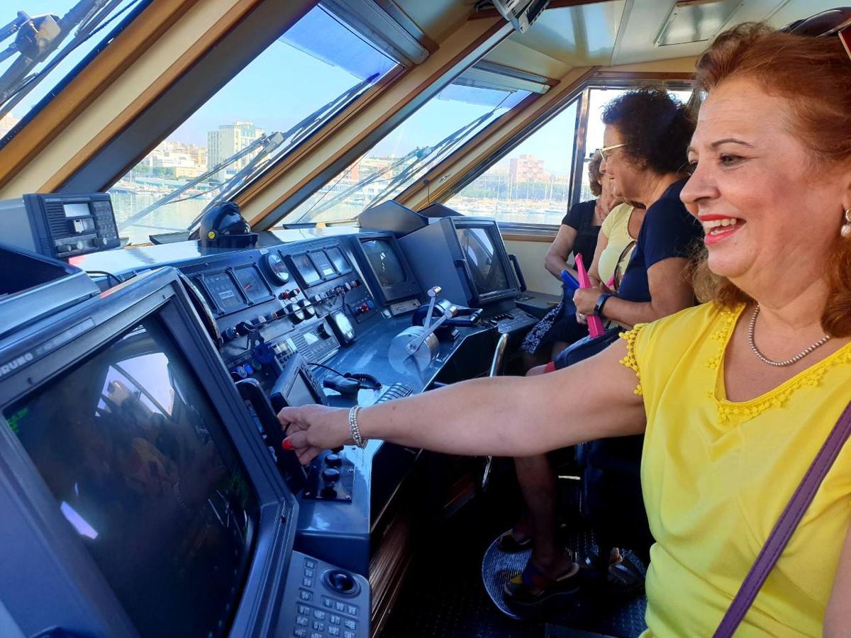 Los agentes muestran su trabajo en una exhibición de medios materiales y humanos que ha reunido a casi 700 escolalres y decenas de personas anónimas