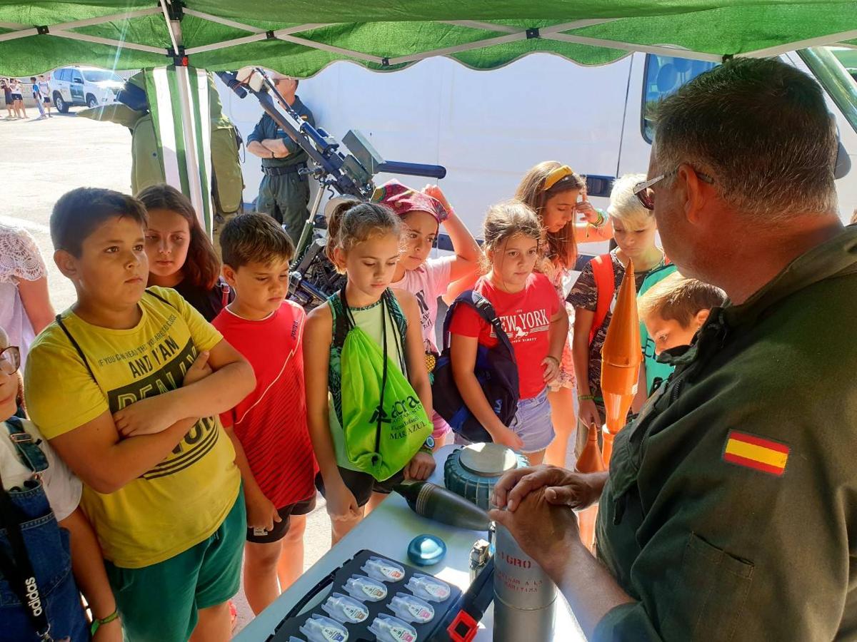 Los agentes muestran su trabajo en una exhibición de medios materiales y humanos que ha reunido a casi 700 escolalres y decenas de personas anónimas