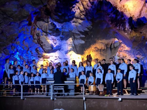 El coro infantil del colegio público Pedro de Mena de Adra actuó el pasado verano en la Cueva de las Ventanas, en Píñar (Granada).