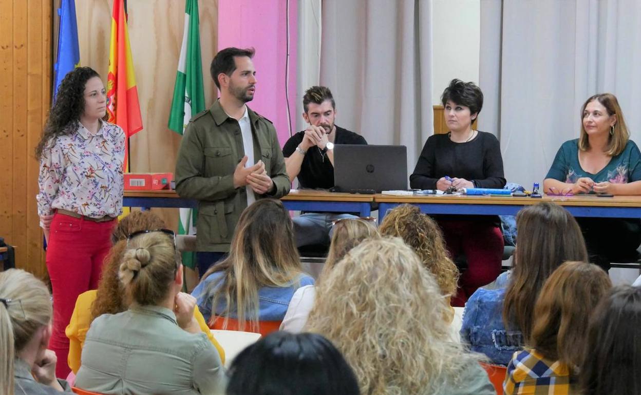 Adra implica a los padres en la lucha contra el absentismo escolar