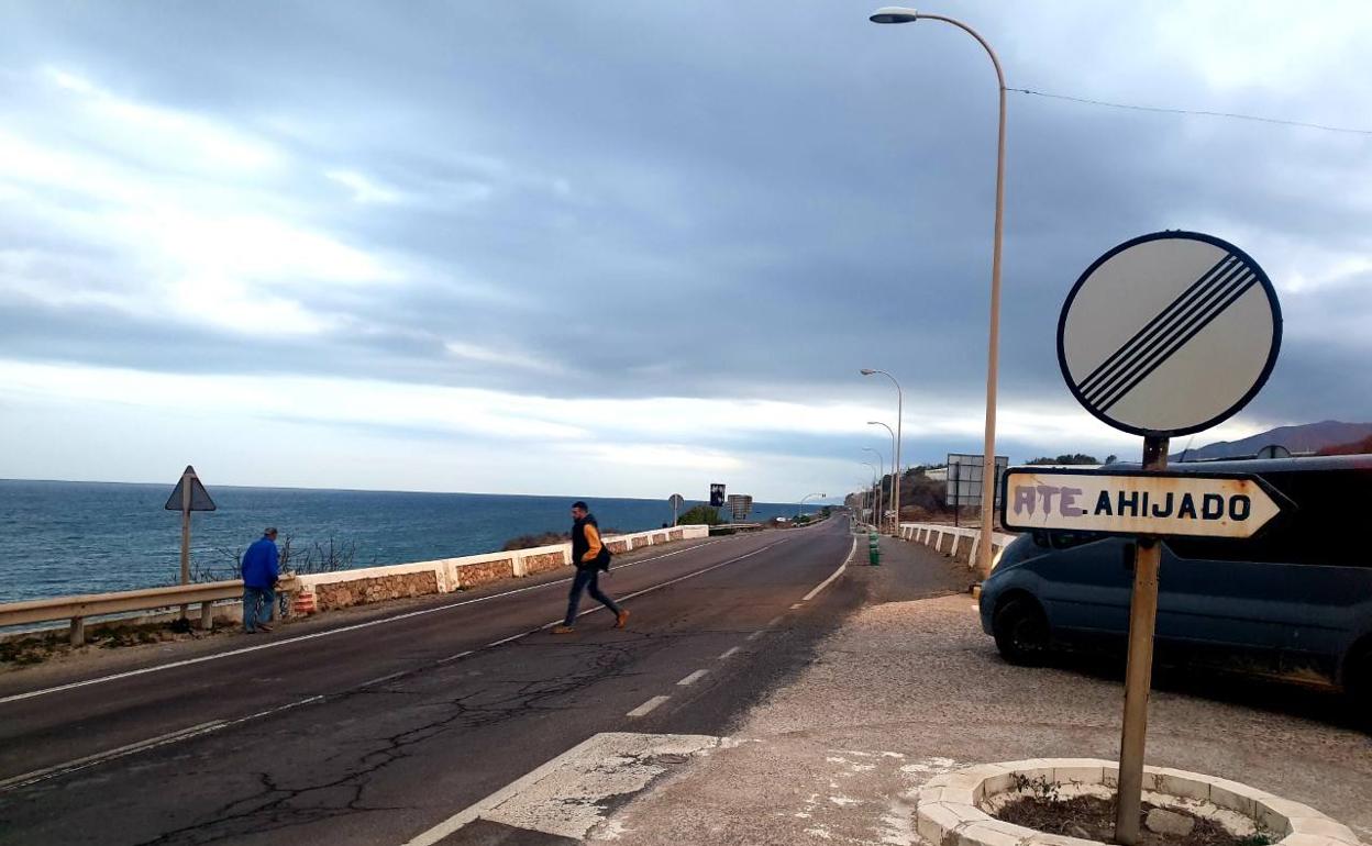 El siniestro se produjo en este punto y se investiga si la vícitima cruzaba por un lugar indebido o caminaba por el arcén. 