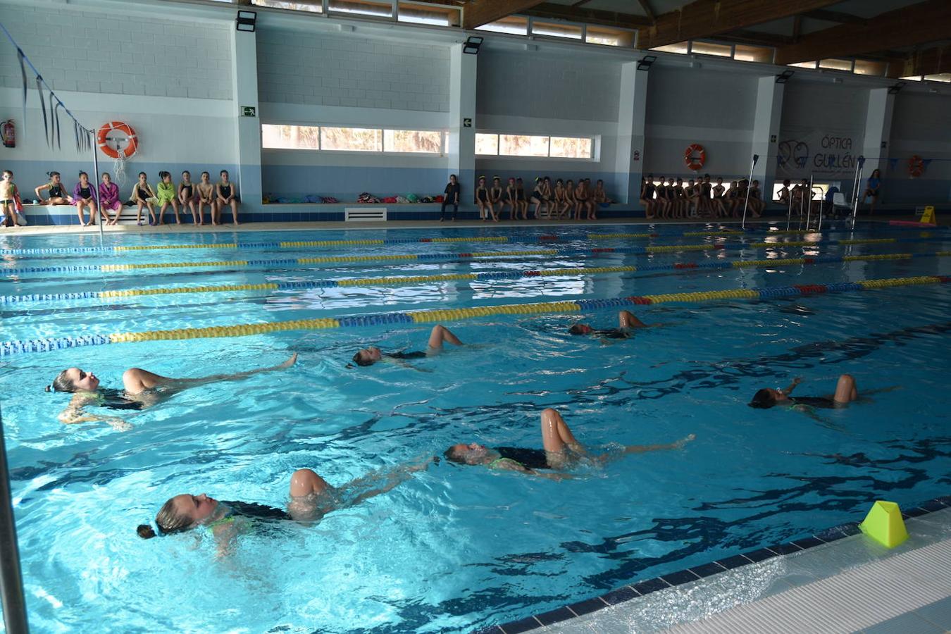 Fotos: La natación artística se lanza a la piscina en Adra con el primer grupo de Almería