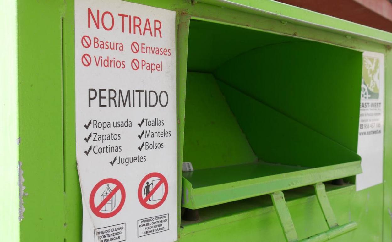 Adra recicla 24 toneladas de ropa y 500 kilos de pilas