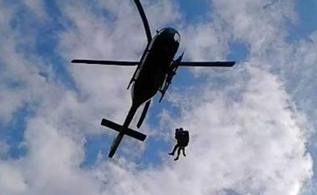 Imagen principal - Suceso en Dalías | Almería | Rescatan en helicóptero a una mujer que pasó la noche al raso perdida en la Sierra de Gádor