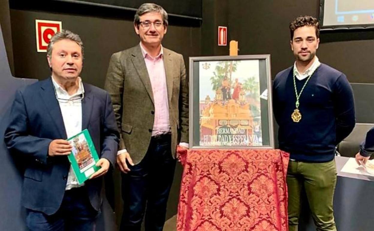 El autor de la imagen que protagoniza el cartel, el alcalde de Adra y el hermano mayor de la cofradía. 
