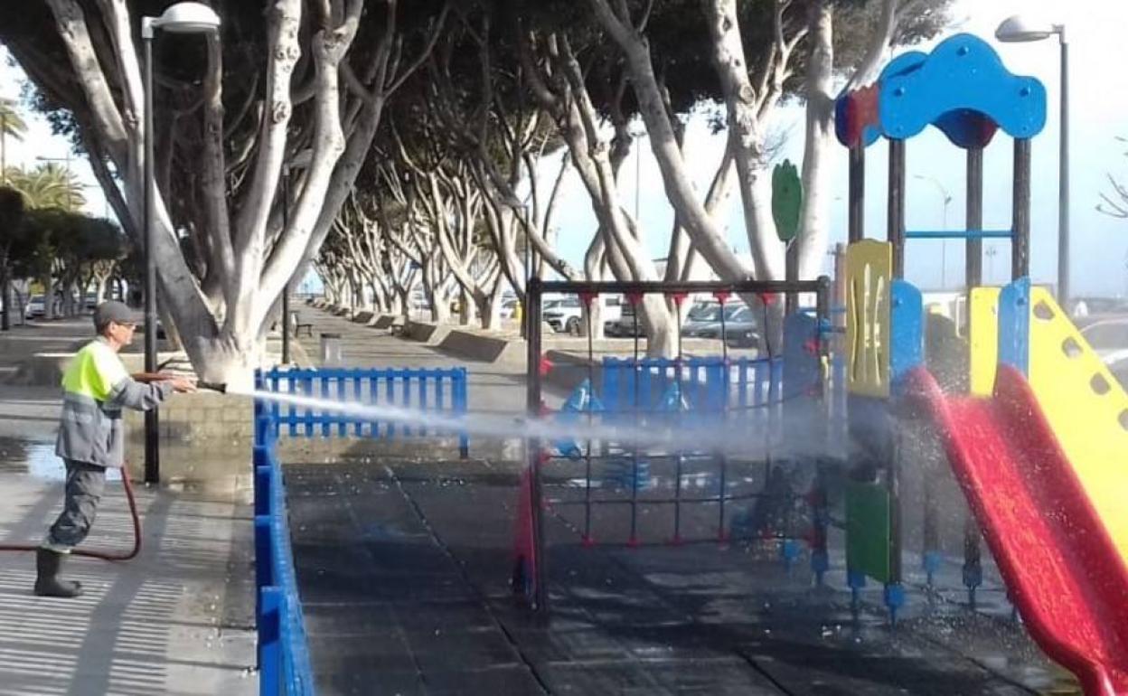 Adra cierra parques y pide a sus vecinos «que se tomen en serio» las recomendaciones