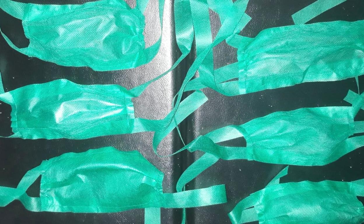 Personas anónimas confeccionan mascarillas en Adra para los operarios municipales