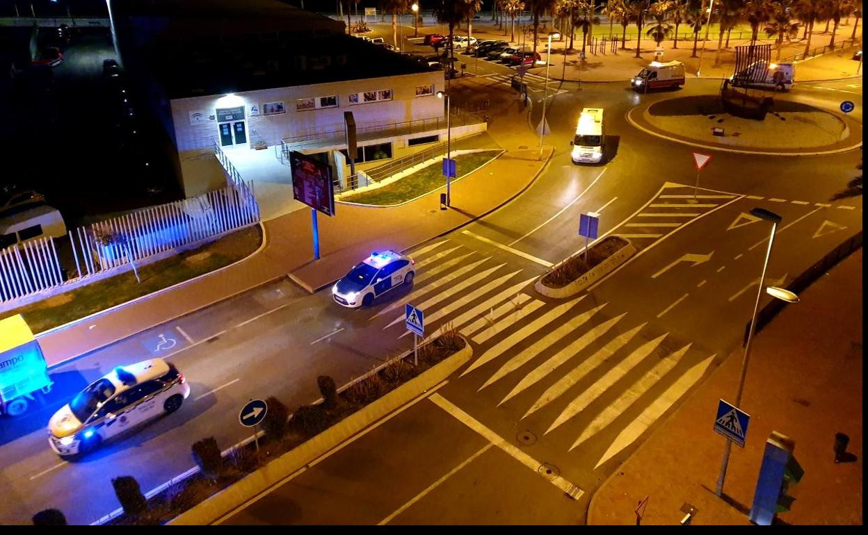 Vehículos de la Policía Local, Guardia Civil, Protección Civil y Centro de Salud de Adra, ayer. 