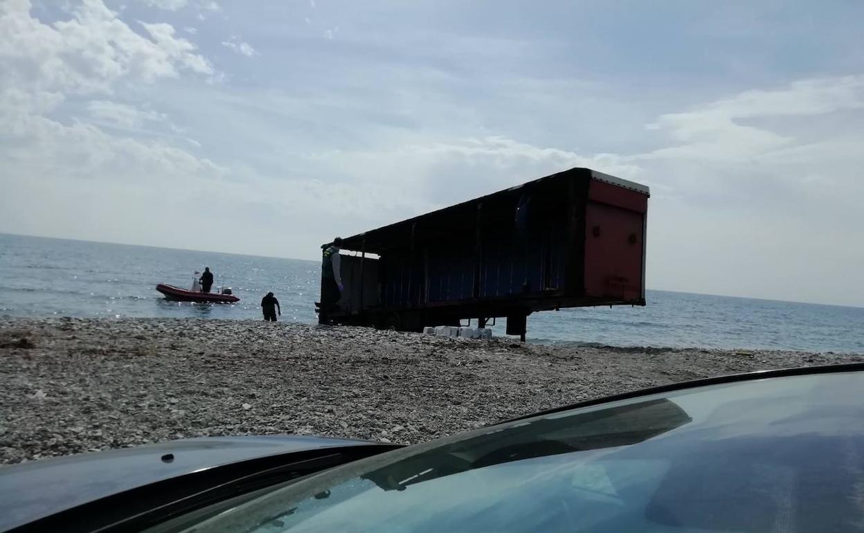 Semirremolque de grandes dimensiones localizado en la playa de Guardias Viejas. 