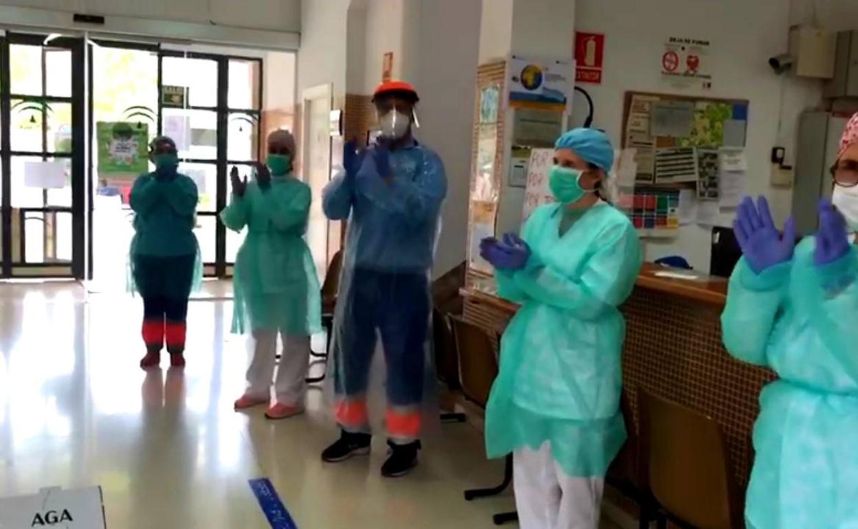 El Centro de Salud de Berja dedica un aplauso a quienes prestan su ayuda desinteresada