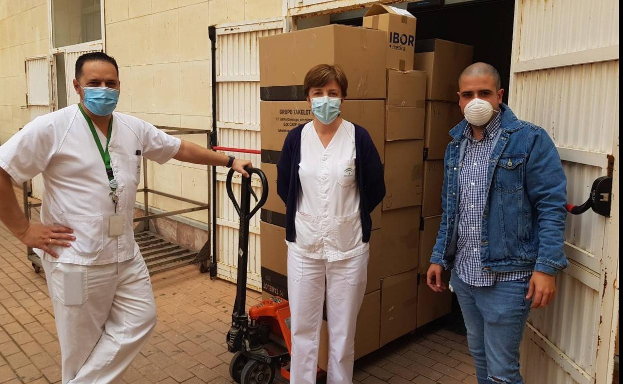 El presidente de la asociación ha realizado personalmente la entrega del material adquirido. 