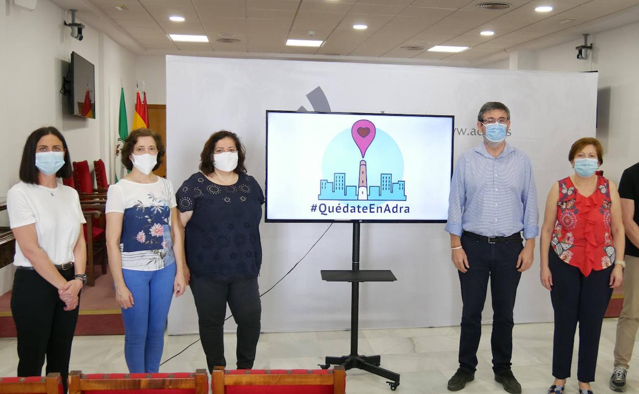 Adra invita a los vecinos a quedarse en sus bares y comercios para «seguir adelante»