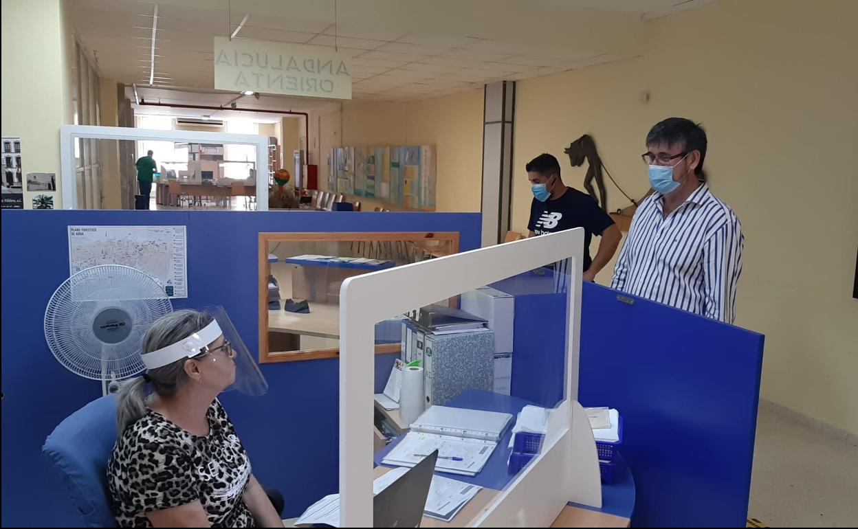 El alcalde ha supervisado el funcionamiento de los servicios municipales en la reapertura de las instalaciones. 