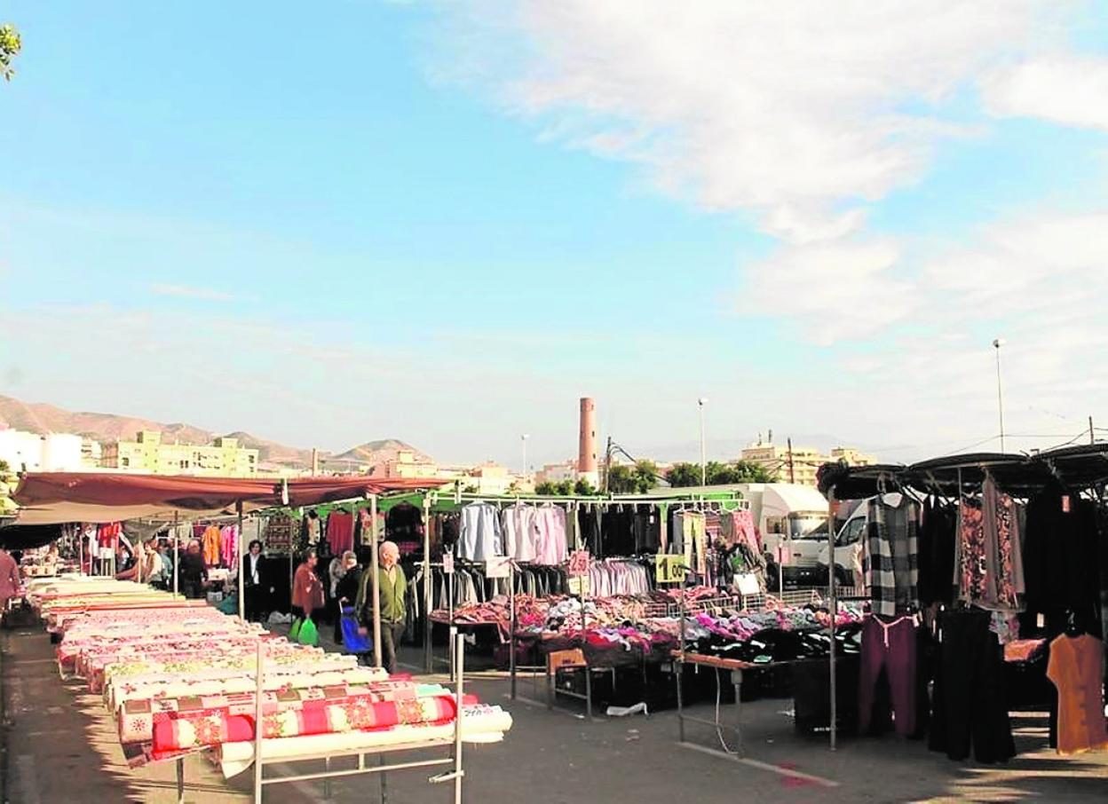 El mercadillo de Adra tiene lugar dos sábados al mes en la explanada del recinto ferial.