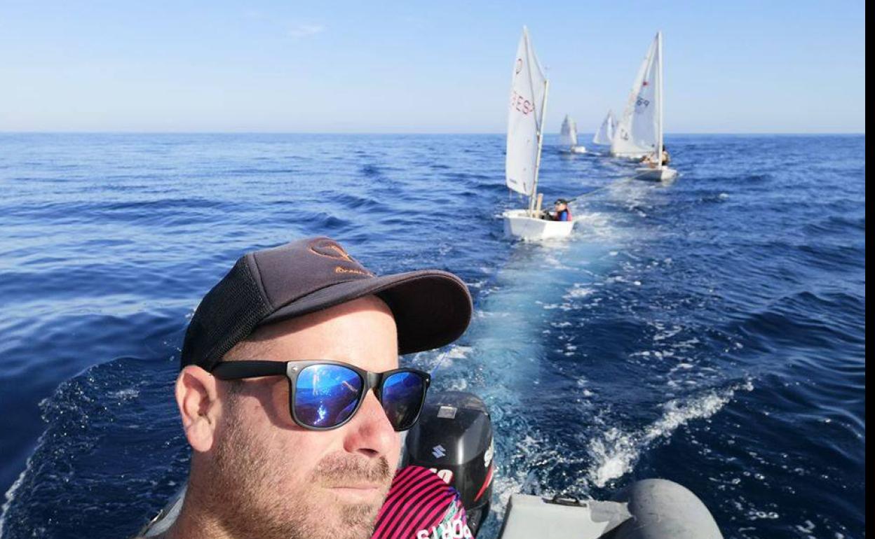 Primer día de navegación a vela con Raúl Martínez, monitor del equipo. RCNA