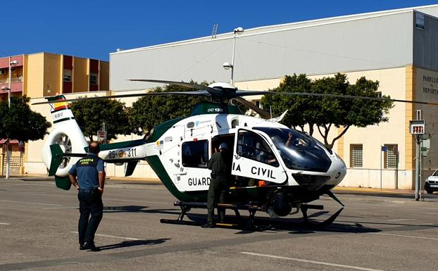 Un helicóptero de la Guardia Civil sobrevuela Adra para encontrar algún rastro de Juan