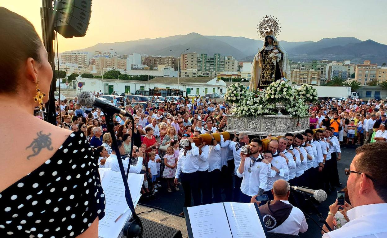 La Virgen del Carmen durante su traslado en procesión hasta el Puerto de Adra, el año pasado. 