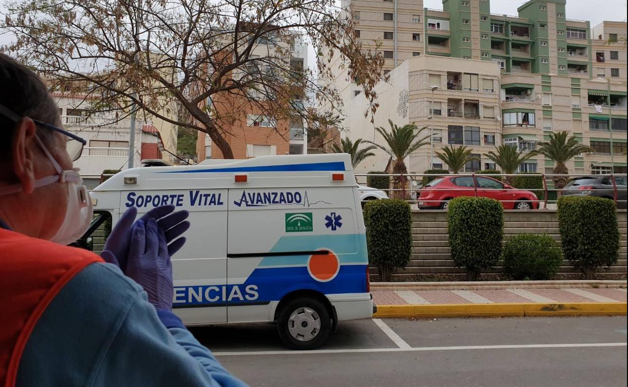 Un sanitario aplaude a las puertas del Centro de Salud de Adra durante el confinamiento. 